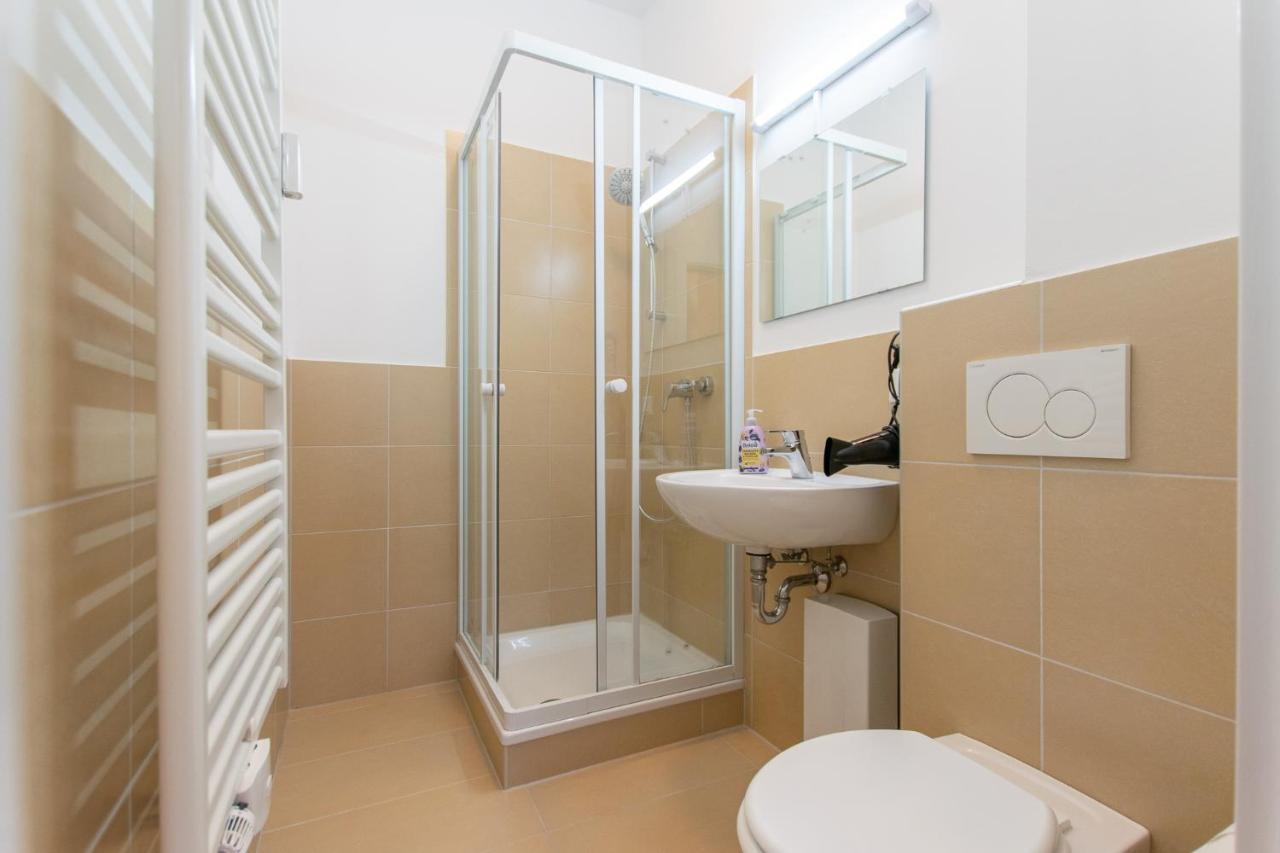 Raj Living - 1 Or 4 Room Apartments - 15 Min To Messe Dus - 10 Min Old Town Dus Dusseldorf Exterior photo